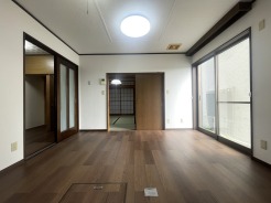 すっきりとした意匠が調和する空間。自然な明るさが室内に行き渡り、開放感をもたらします