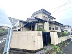 角地につき、開放感に恵まれる住居がここに。
