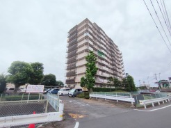 最寄り駅まで徒歩15分。この距離だと、運動不足も少し解消されるかも。