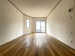 木目の風合いが心地よい、奥行きのある空間です。シンプルで無駄のない構成は、日々の暮らしに穏やかな調和をもたらし、思い描くスタイルを自由に表現できる広がりをそなえています