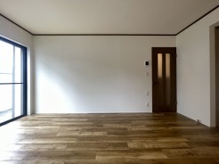 木のぬくもりを感じる床とすっきりとした白い壁が調和し、日々の暮らしに静かな安らぎをもたらす、心穏やかに過ごせる空間です