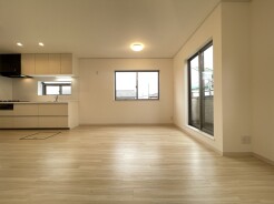 余計な装飾を削ぎ落としたシンプルな空間が、穏やかで心地よい日常を演出します。壁面と床の素材感が調和するフラットな造りは、住まう方の感性に合わせて自由に彩りを添えられる懐の深さを備えています