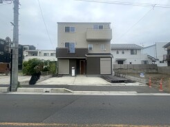 街並みに溶け込む洗練されたツートーンの外観は、落ち着きと調和を感じさせる佇まいです
