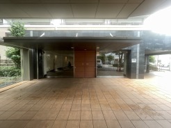 重厚感のあるエントランスが、日々の帰宅を穏やかに迎え入れ、落ち着いた住環境への期待を高めます
