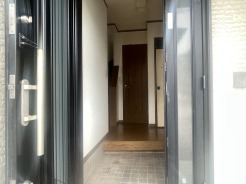 住まう方を穏やかに迎える、落ち着いた佇まい。日々の帰宅が心安らぐ時間となるような、静けさと調和を感じる空間が広がっています