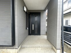 端正な色調でまとめられた外観が、凛とした静けさと品格を漂わせ、住まう方を穏やかに迎え入れる落ち着きのある佇まいです