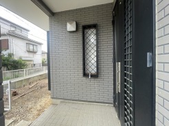洗練されたモノトーンの色調が、日々の帰宅を静かに迎え入れてくれる落ち着きのある佇まいです