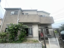 落ち着いた色調の外壁が街並みに溶け込み、穏やかな時間が流れる住まいです。機能的で端正なフォルムが暮らしの安心感を高め、日々の生活に心地よい調和をもたらしてくれる、愛着の湧く佇まいです