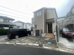 街並みに自然と馴染む穏やかな佇まいで、日々の暮らしを大切にできる落ち着いた雰囲気が漂う住まいです