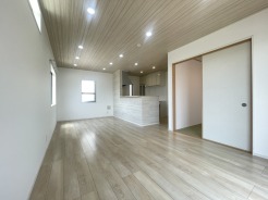 木目の質感を活かした温もりのある室内は、すっきりとした色調で統一されており、穏やかで落ち着いた時間が流れる心地よい空間が広がっています
