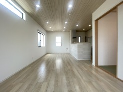 洗練された木目の風合いが空間に心地よい調和をもたらし、住まう人の感性に寄り添う穏やかな広がりを感じさせる室内です