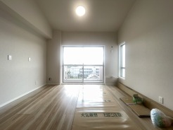 余計な装飾を削ぎ落としたシンプルな空間は、住まう方の感性で自由に彩ることができるプレーンな魅力に満ちています