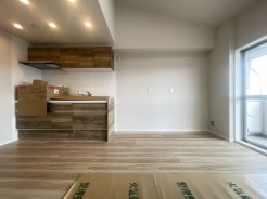木目の風合いを活かした温かみのある内装が、日々の暮らしに穏やかな心地よさを与えてくれる洗練された空間です
