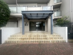 日々の帰宅を温かく迎えてくれる、落ち着いた佇まいのアプローチ。静かな時間が流れるエントランスは、住まう方に確かな安心感と心地よい帰属意識をもたらす、暮らしの出発点にふさわしい空間です