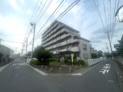 街並みに自然と溶け込む、落ち着いた佇まいのマンション。角地に位置し、空に向かって開放感のあるロケーションが、穏やかな日々の暮らしを予感させます。地域に調和する、安心感のある住まいです