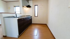 落ち着いた木目の質感が際立つ、日常に静かな調和をもたらす洗練された空間です。