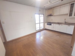 手を伸ばせばそこに収納が。安定した使用感の吊戸棚つきのキッチン空間。