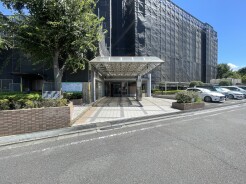 街並みに溶け込む落ち着いた佇まいのエントランスは、日々の帰宅を穏やかに受け入れてくれるような、安心感と品格を兼ね備えた空間となっています