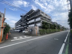 落ち着いた色調の外観が街並みに溶け込み、日々の暮らしに静かな安らぎと安心感をもたらしてくれる住まいです