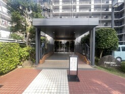 手入れの行き届いた植栽と重厚感のあるエントランスが、日々の帰宅を穏やかに迎え入れ、暮らしに安心と落ち着きをもたらす佇まいです