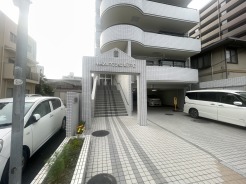 街並みに馴染むタイル貼りの外観が、日々の帰宅を温かく迎えてくれる落ち着いた佇まいの住まいです