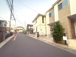 車通りの少ない住宅街に立地してます。