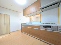木の温もりを感じさせるナチュラルな色合いで、周囲の空間と美しく調和する落ち着いたデザインです。