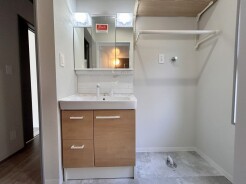 洗面化粧台もしっかりリフォーム済みです。