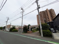 落ち着いた街並みに溶け込む穏やかな周辺環境が広がり心地よい日常を想像させる風景