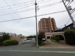 落ち着いた色合いの佇まいが周囲の街並みと穏やかに調和する風景