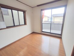 大事な日当たりは、大きな窓から。誰のお部屋にしましょう。