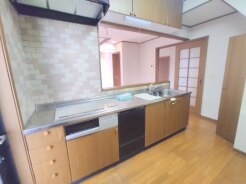 料理をしながらでも、ご家族との会話を楽しめる対面キッチン。