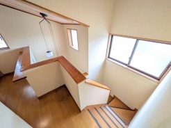 木の温もりと柔らかな空気が調和する、日々の動線を心地よく彩る穏やかな空間です。