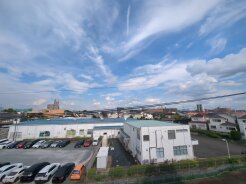 どこまでも広がる空を眺めながらゆったりとした時間を過ごせる心地よい景観です。