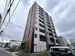 最寄り駅まで徒歩7分の近さ。 忙しい朝が助かる立地、 暮らしにゆとりが生まれます。