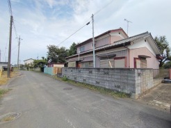 駐車が苦手な方にも嬉しい、前面6m道路に面した住まい。