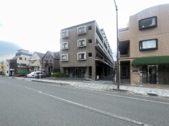 街並みに調和する落ち着いた佇まいと、整えられた外観が心地よい日常の始まりを予感させます