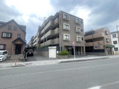 落ち着いた色調の外観が周辺の街並みに調和し、洗練された佇まいと安心感のある日常を演出します
