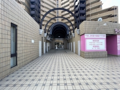 重厚感のあるアーチを描くアプローチが訪れる人を穏やかに迎え入れ、日常へと誘う洗練されたエントランスです
