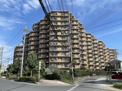青空に向かって独自の存在感を放つ特徴的なフォルムの外観が街並みに調和し、日々の暮らしに豊かな表情をもたらす安心感のある佇まいです