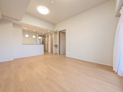 やわらかな木目の床と淡い色合いが調和する、すっきりと心地よい空間です。