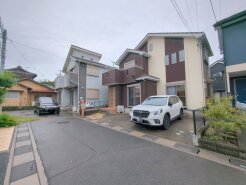 幅員の狭い道ですが、車通りの少ない住宅街に立地してます。