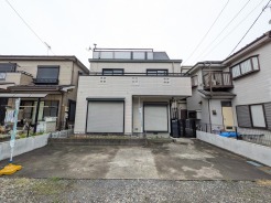 落ち着いた色合いの外壁が上品な佇まいを演出し、日々の暮らしに心地よい静けさをもたらします。