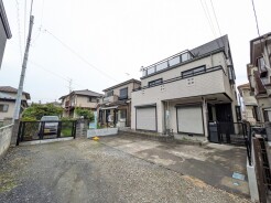 落ち着いた佇まいが街並みに溶け込む洗練された住まい
