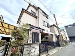 幅員の狭い道ですが、車通りの少ない住宅街に立地してます。