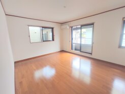 大きめのベッドを置いても、まだゆとりが持てる大きさ。10帖の主寝室。