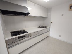 手を伸ばせばそこに収納が。安定した使用感の吊戸棚つきのキッチン空間。