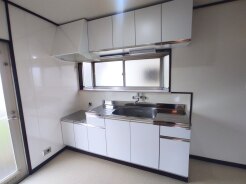 快適な新生活を迎えられそうな、新品のキッチンです。
