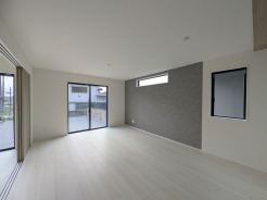 南側に大きな窓を配置、明るいリビングが出来ました。