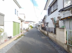 幅員の狭い道ですが、車通りの少ない住宅街に立地してます。